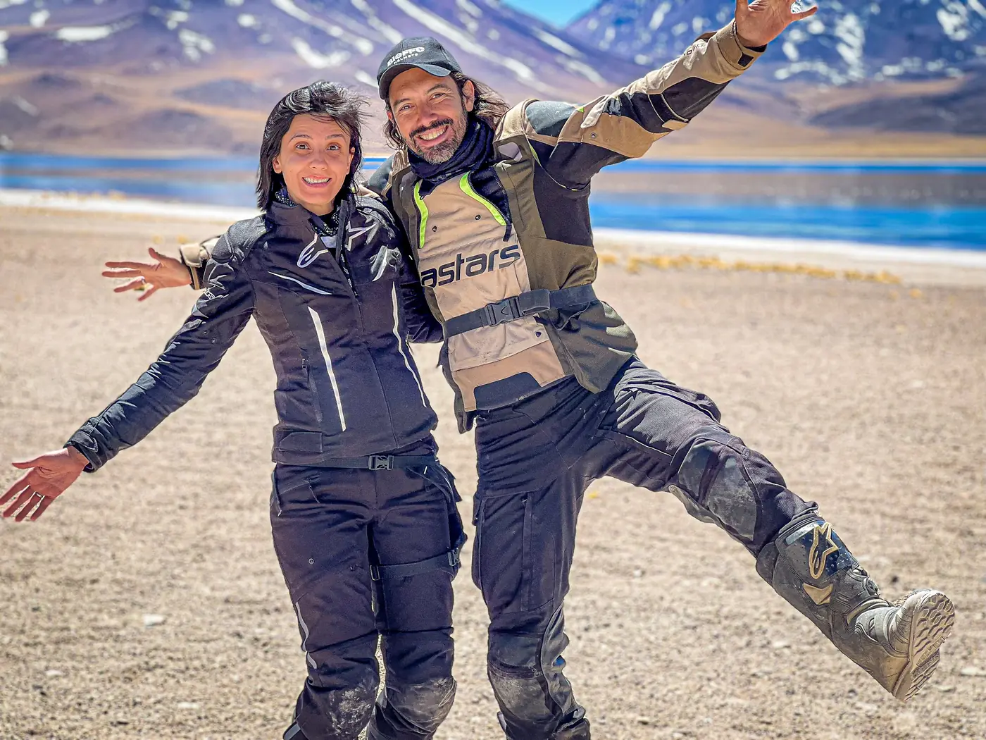 Ton e Nay comemorando em frente a uma laguna no deserto do Atacama