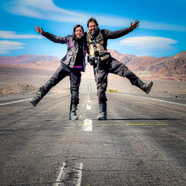 Ton e Nay pulando no meio da estrada no deserto