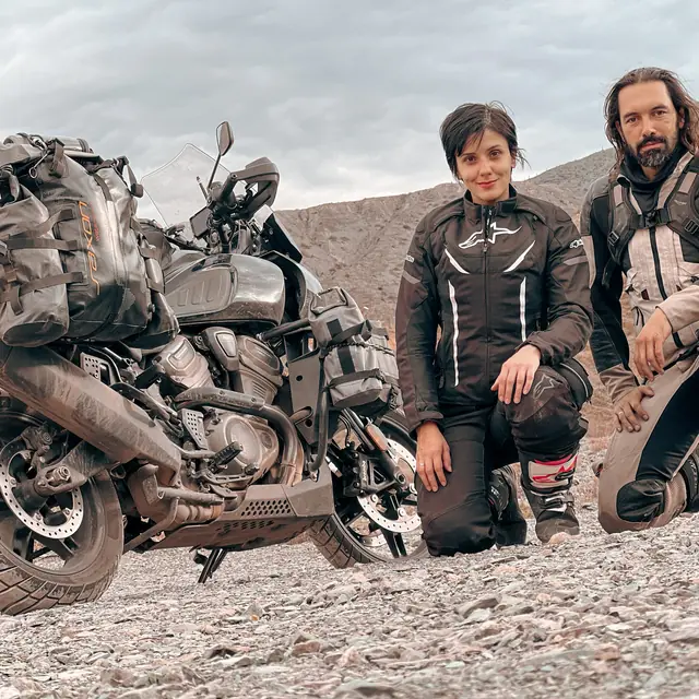 Ton e Nay ao lado da Harley-Davidson Pan America
