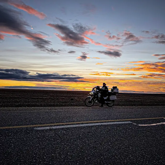 Moto na estrada ao pôr do sol