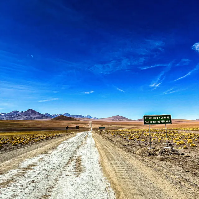 Estrada de sal e terra no Atacama