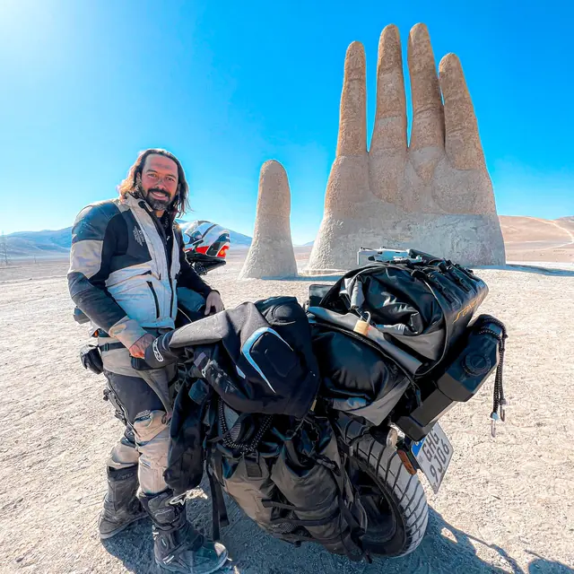 Ton com a moto na Mano del Desierto