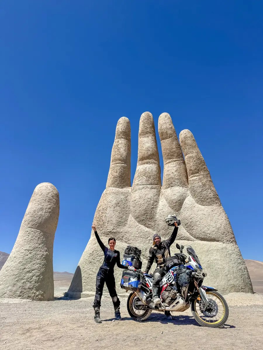 Ton e Nay com a moto na Mano del Desierto, Chile