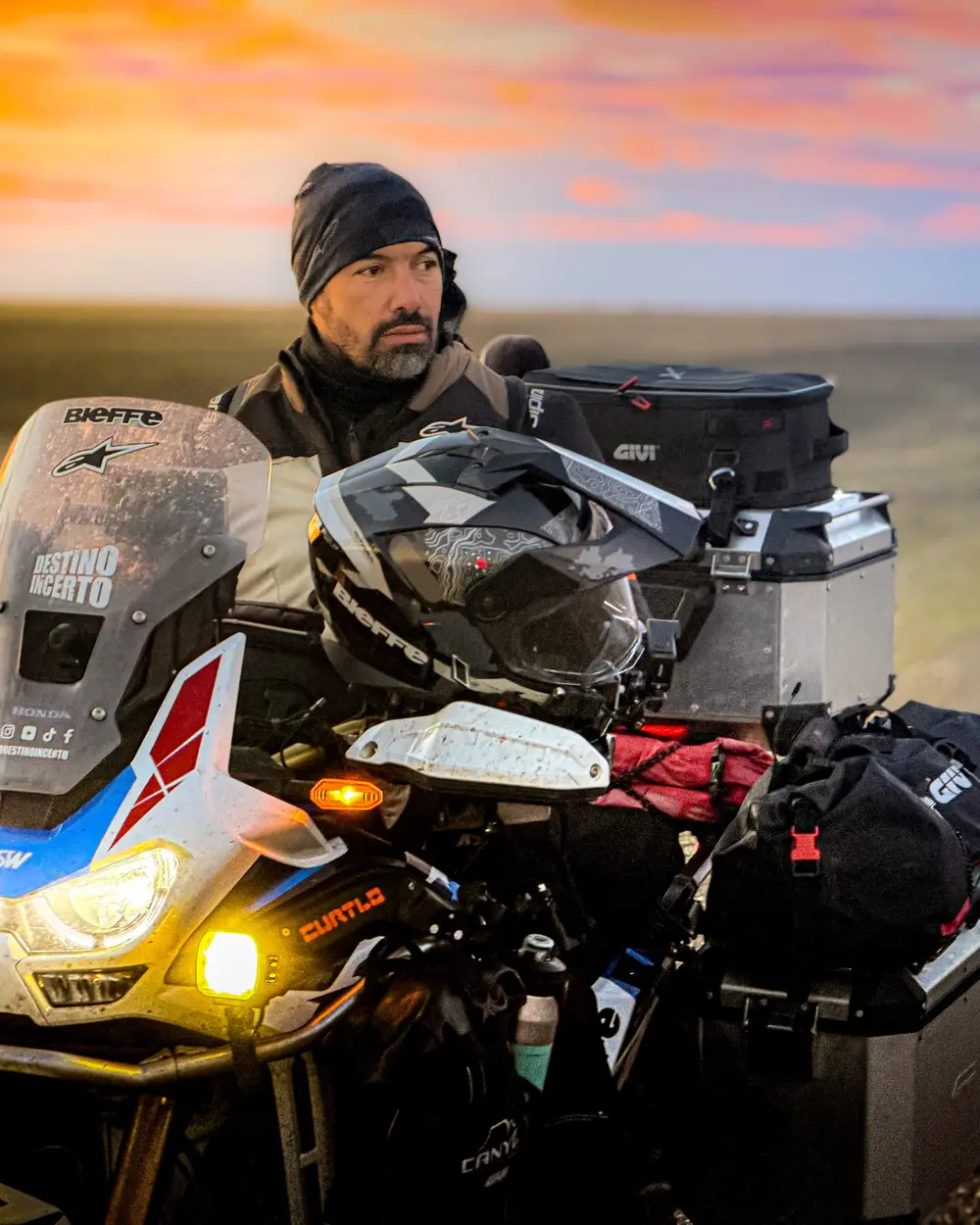 Ton atrás da moto carregada, ao pôr do sol na estrada