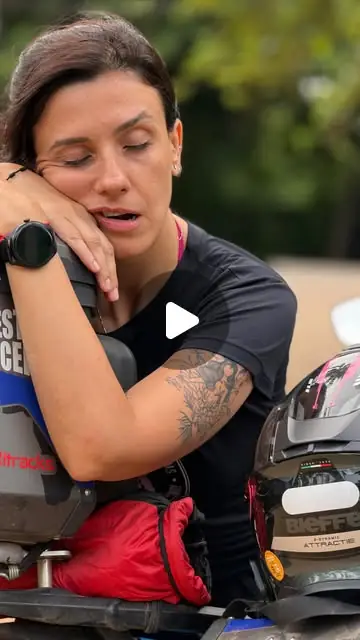 Capa do reel da Nay: Dormir na moto